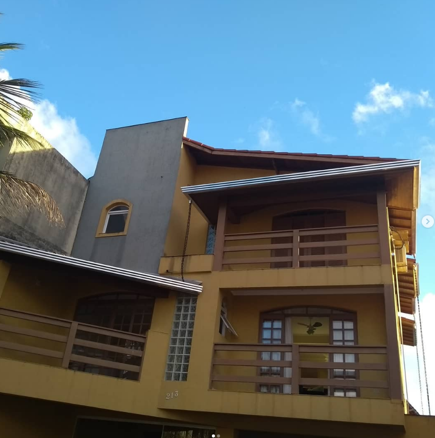 Obra real com calhas de alumínio instaladas nos beirais de uma residência